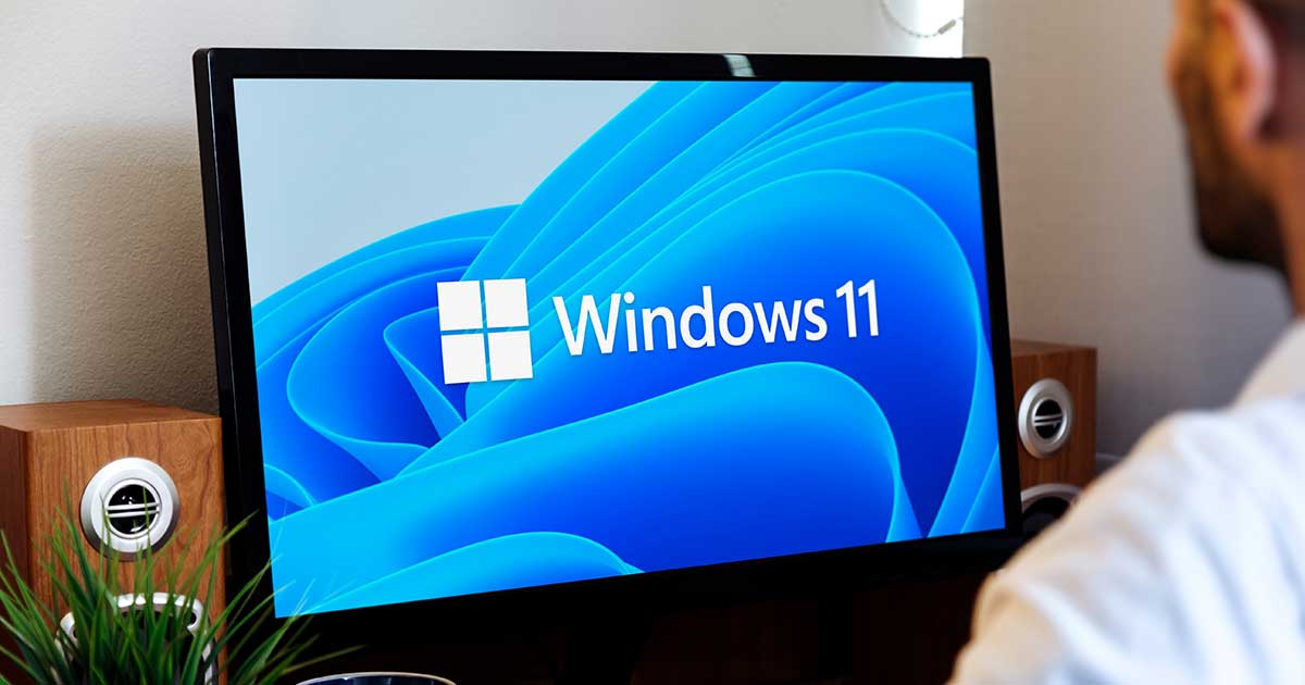 Ein Autor sitzt an einem PC