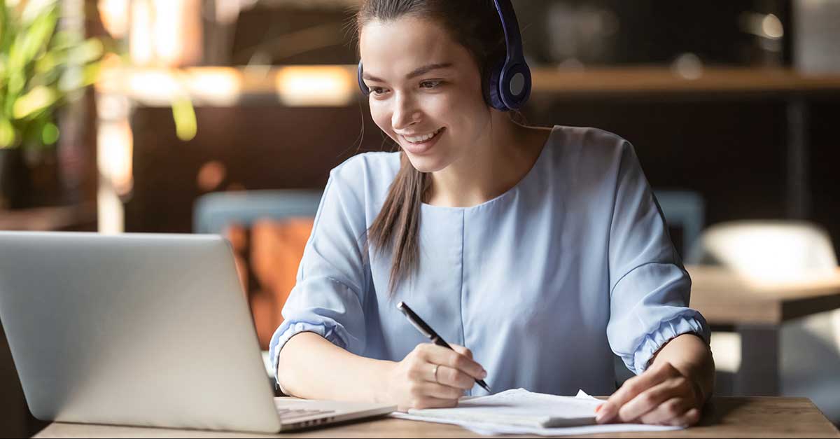 Bild zeigt Frau beim Lernen am Laptop