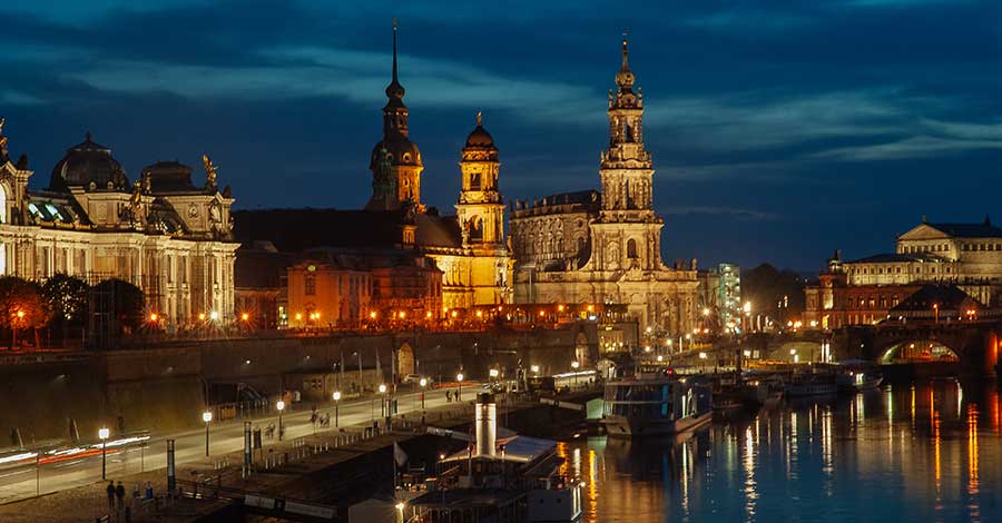 Bild zeigt Dresden bei Nacht