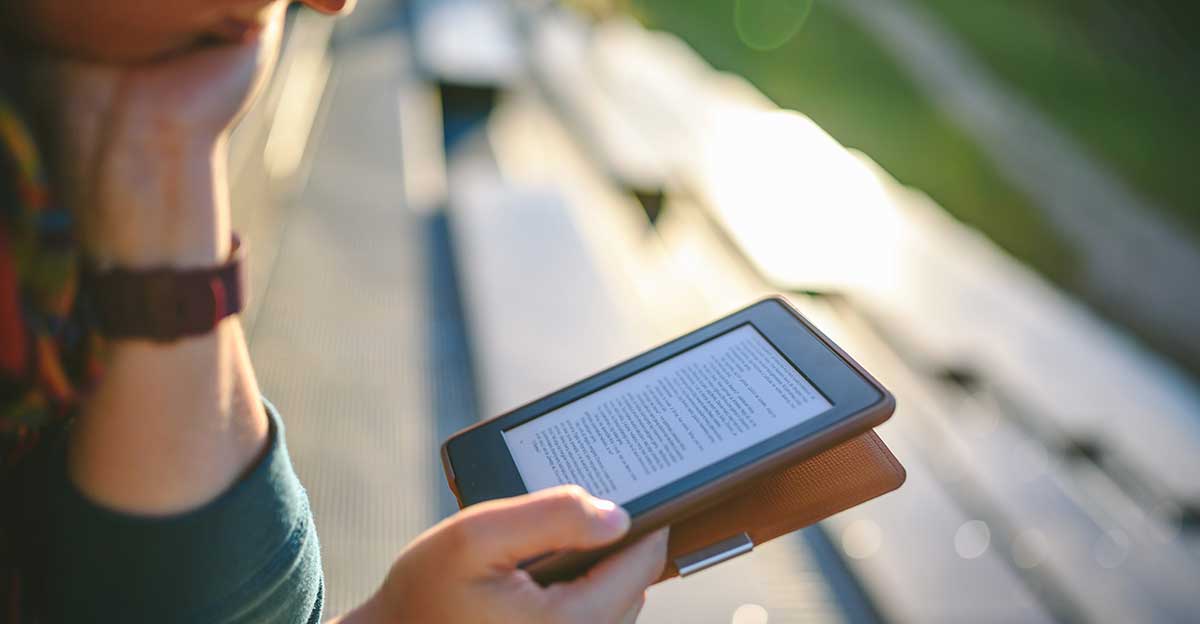 Bild zeigt Frau beim E-Book lesen