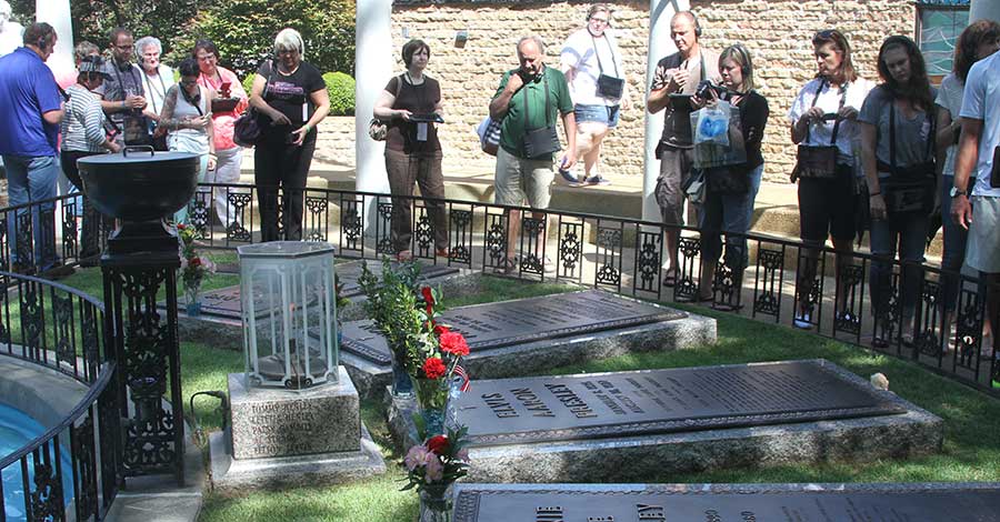 Bild zeigt Fans am Grab von Elvis Presley auf Graceland