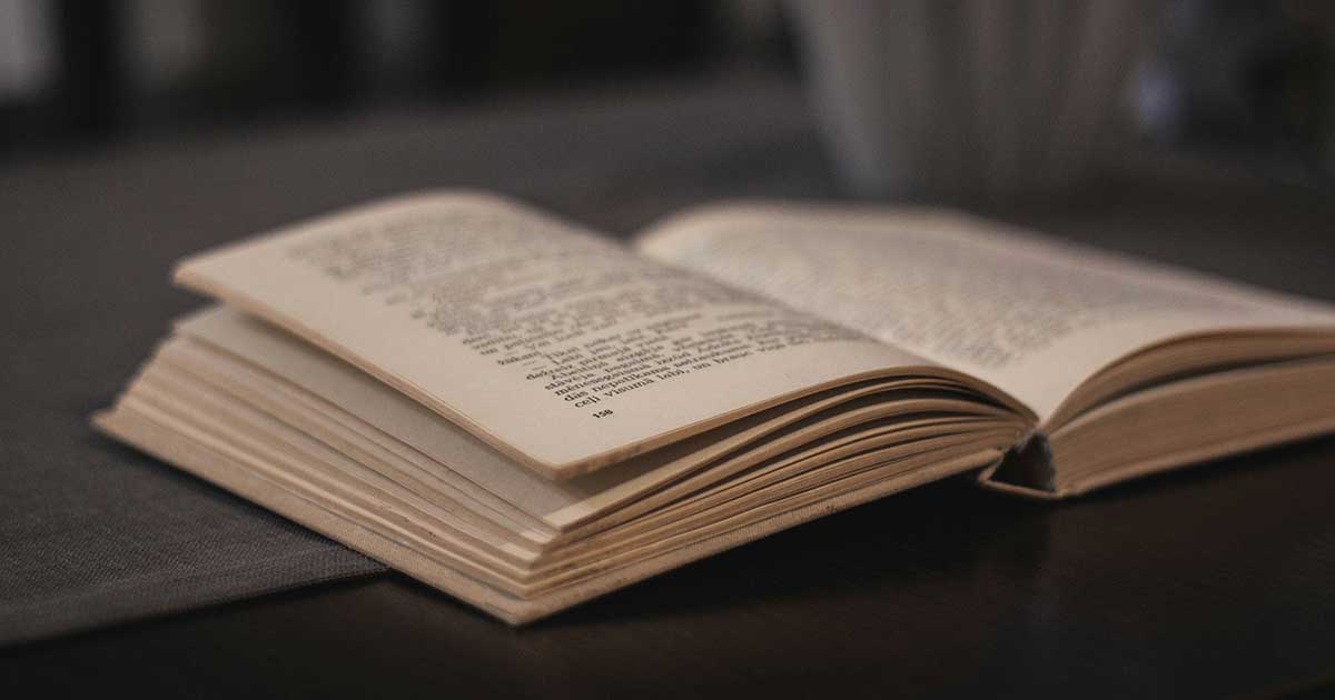 Offenes Buch als Symbol für Literatur, Spannung und emotionale Katharsis