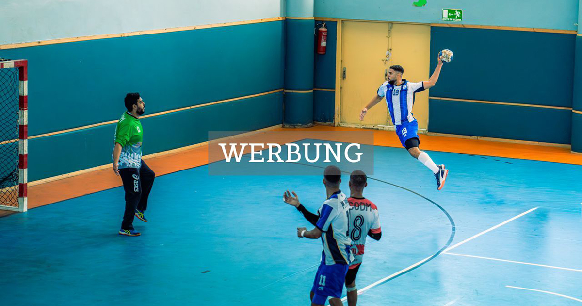 Handballspieler beim Sprungwurf auf ein Hallentor während eines Trainingsspiels