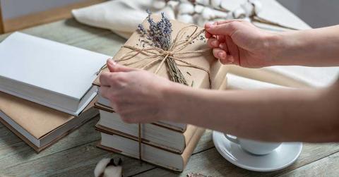 Bild zeigt Bücher als Geschenk verpackt