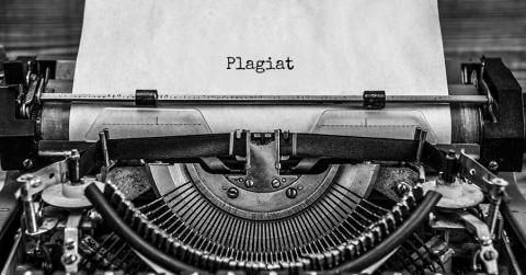 Bild einer alten Schreibmaschine mit der Aufschrift Plagiat