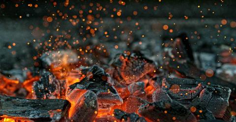 Bild zeigt Holzkohle auf dem Grill