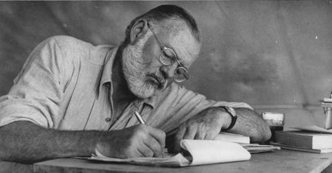 Bild zeigt Ernest Hemingway beim Schreiben in Kenia