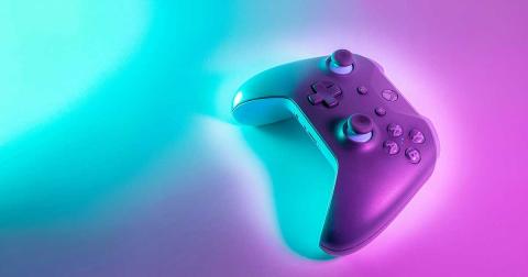 Lila Xbox-Controller mit blau-violettem Neonlicht auf weißem Hintergrund