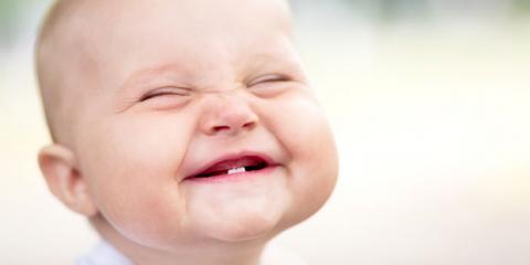 Lachendes Baby ohne Zähne