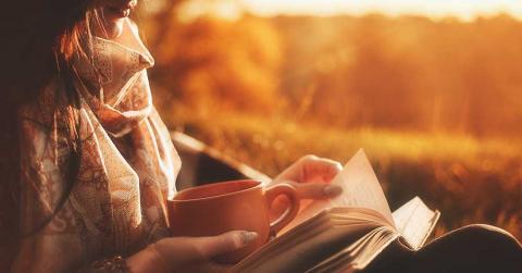 Frau liest Bücher