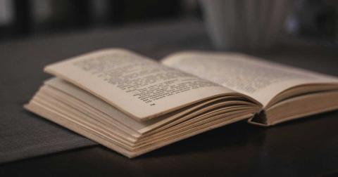 Offenes Buch als Symbol für Literatur, Spannung und emotionale Katharsis