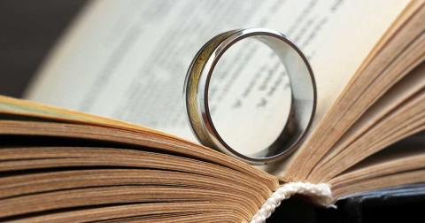 Ring auf aufgeschlagenem Buch als Symbol für Bindung, Bedeutung und Erinnerung in der Literatur