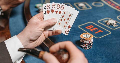 Kartenspiel mit Spielkarten und Jetons am Spieltisch