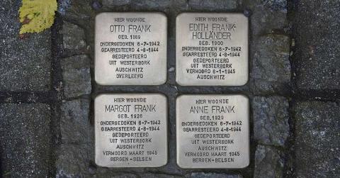 Stolpersteine für Anne Frank, ihre Schwester und die Eltern