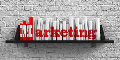 Bücher mit Aufschrift Werbung / Marketing