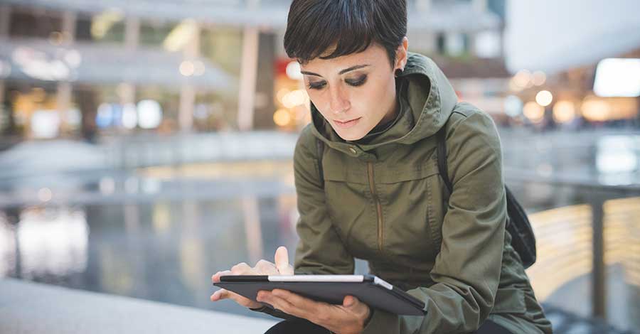 Bild zeigt Frau mit einem Tolino beim Lesen