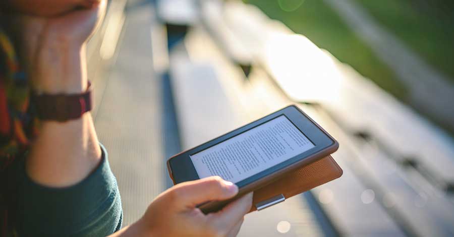 Bild zeigt Frau mit eBook Reader